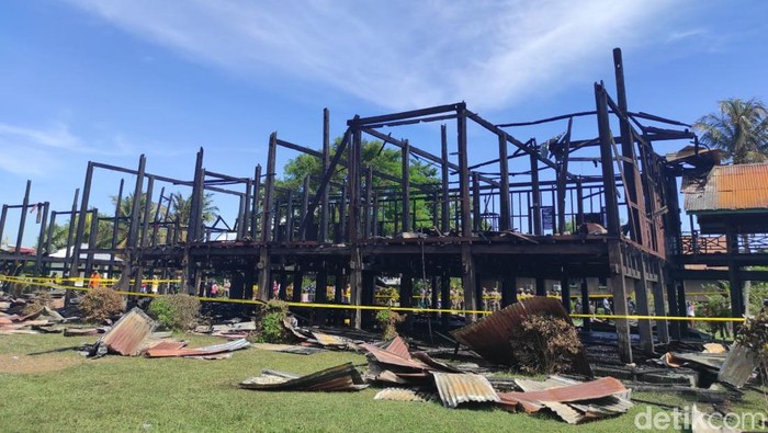 Rumah adat Bola Soba yang terbakar di Bone