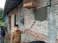 6 Rumah Rusak Akibat Tanah Bergerak Di Ciwaringin