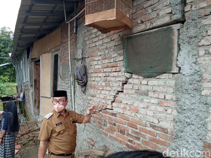 Rumah rusak akibat tanah bergerak di Ciwaringin Kabupaten Cirebon