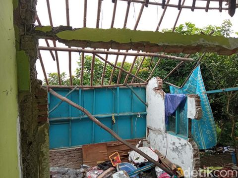 Rumah rusak akibat tanah bergerak di Ciwaringin Kabupaten Cirebon