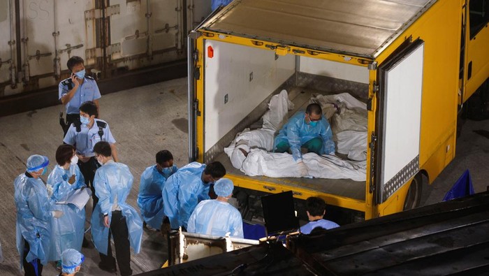 Rumah Sakit Penuh, Hong Kong Pakai Kontainer untuk Simpan Jenazah COVID-19 Refrigerated containers to store corpses are placed at a parking lot as mortuaries run out of space, following the coronavirus disease (COVID-19) outbreak in Hong Kong, China, March 5, 2022. REUTERS/Tyrone Siu