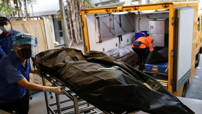 Refrigerated containers to store corpses are placed at a parking lot as mortuaries run out of space, following the coronavirus disease (COVID-19) outbreak in Hong Kong, China, March 5, 2022. REUTERS/Tyrone Siu