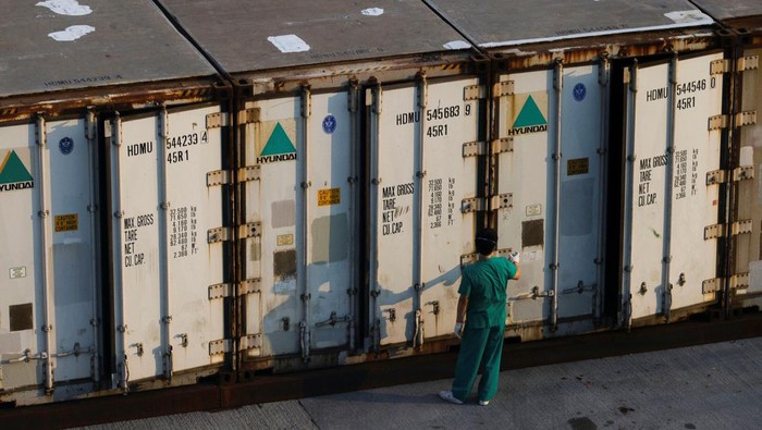 Refrigerated containers to store corpses are placed at a parking lot as mortuaries run out of space, following the coronavirus disease (COVID-19) outbreak in Hong Kong, China, March 5, 2022. REUTERS/Tyrone Siu