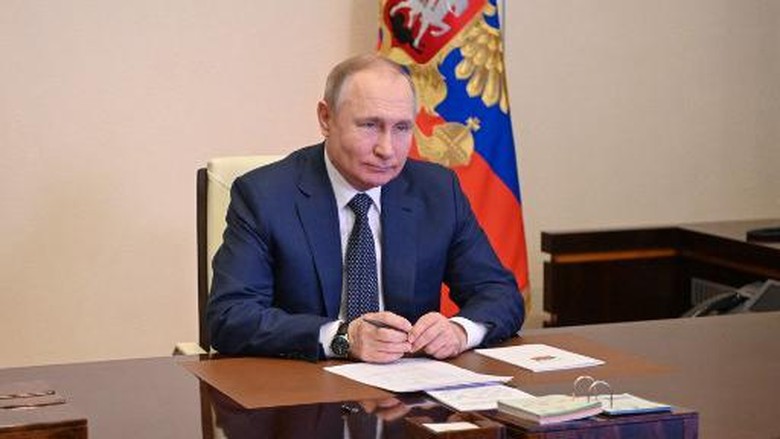 RUSSIA-POLITICS-PUTIN Russian President Vladimir Putin attends a flag raising ceremony on the ferry Marshal Rokossovsky via a video link at the Novo-Ogaryovo state residence outside Moscow on March 4, 2022. (Photo by Alexey NIKOLSKY / SPUTNIK / AFP)