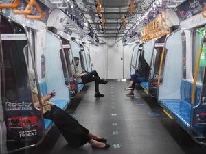 Stiker Jaga Jarak Dilepas, Kapasitas MRT Berlaku 100% Mulai Hari Ini