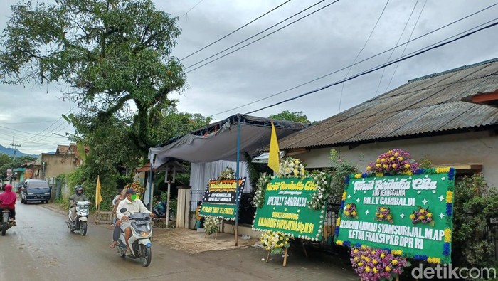 Salah satu warga melintas di depan rumah salah satu korban penembakan KKB Papua, di Desa Panyadap, Kabupaten Bandung, Senin (7/3/2022). (Yuga Hassani/detikJabar).