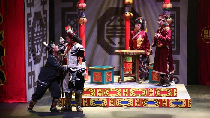 Sampek Engtay, Kisah Gadis Serang yang Ingin Sekolah ke Betawi Teater Koma menghadirkan lakon bertajuk Sampek Engtay. Lakon ini mengisahkan tentang Engtay, gadis dari Serang, yang ingin bersekolah ke Betawi.