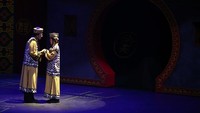 Lakon yang awalnya akan dipentaskan pada Maret 2020 ini, mengisahkan tentang Engtay, gadis dari Serang, yang ingin bersekolah ke Betawi. Di masa itu, perempuan dilarang bersekolah. Setelah berusaha keras meyakinkan orangtuanya, Engtay pergi ke Betawi dengan menyamar sebagai laki-laki. Saat tersesat di jalan, Engtay bertemu dengan Sampek, yang kebetulan hendak pergi ke sekolah yang sama. Di sinilah awal mula cinta Engtay bersemi.