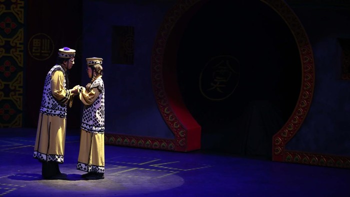 Teater Koma menghadirkan lakon bertajuk Sampek Engtay. Lakon ini mengisahkan tentang Engtay, gadis dari Serang, yang ingin bersekolah ke Betawi.