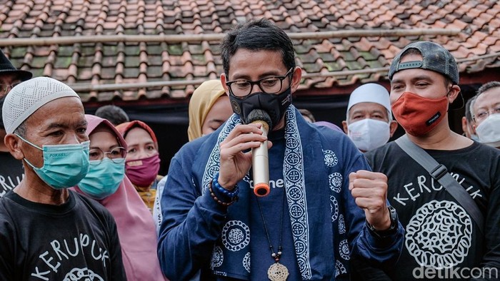 Sandiaga Uno saat berkunjung ke lokasi pembuatan film Kerupuk di Pabrik Kerupuk Idaman, Majalengka.