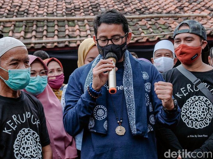 Sandiaga Uno saat berkunjung ke lokasi pembuatan film Kerupuk di Pabrik Kerupuk Idaman, Majalengka.