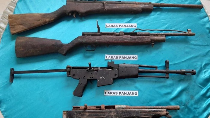 Senjata dan amunisi diserahkan warga Morotai ke TNI (Dok istimewa)