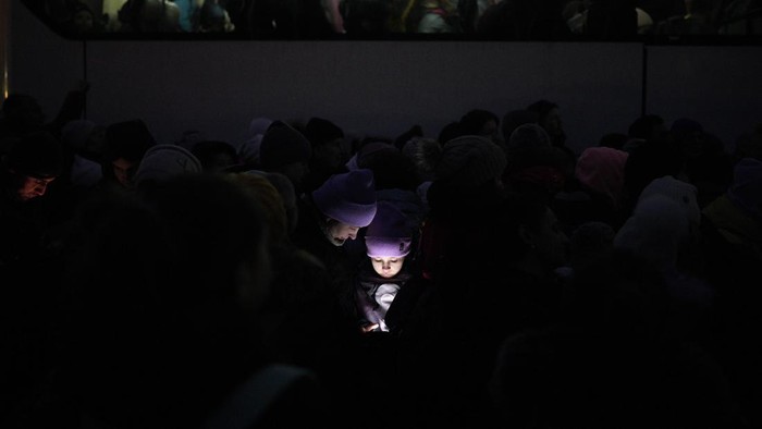 Sepekan Lebih Invasi Rusia, Pengungsi Ukraina Capai 1,5 Juta Jiwa Badan Pengungsi PBB (UNHCR) sebut lebih dari 1,5 juta warga Ukraina mengungsi sejak Rusia menginvasi negara itu. Mayoritas dari mereka menyeberang ke Polandia.