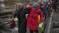 Diketahui, mayoritas pengungsi menyeberang ke Polandia. Lebih dari 900.000 pengungsi sejauh ini. Sebagian lainnya masuk ke Slovakia, Hungaria, Romania dan Moldova. Sebagian besar pengungsi terdiri dari anak-anak dan perempuan. AP Photo/Vadim Ghirda.