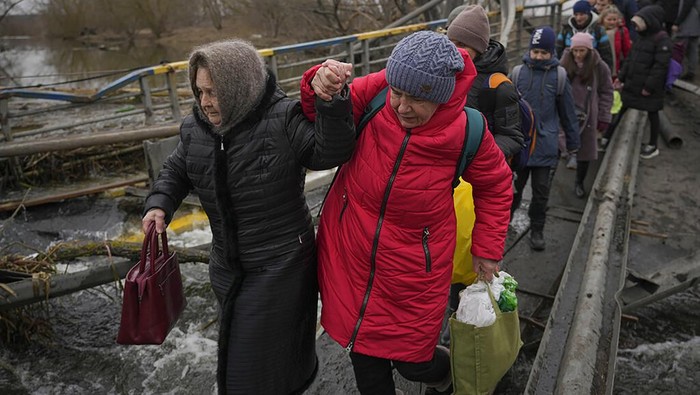 Badan Pengungsi PBB (UNHCR) sebut lebih dari 1,5 juta warga Ukraina mengungsi sejak Rusia menginvasi negara itu. Mayoritas dari mereka menyeberang ke Polandia.