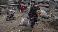 Menurut laporan Global Trends in Forced Displacement 2022 dari UNHCR, setidaknya 35,3 juta orang terlantar dikategorikan sebagai pengungsi, setelah melintasi perbatasan internasional untuk mencari keselamatan. Porsi yang lebih besar, 58% dan mewakili 62,5 juta orang, juga terpaksa mengungsi di negara mereka sendiri. AP Photo