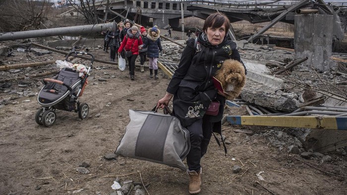 Sepekan Lebih Invasi Rusia, Pengungsi Ukraina Capai 1,5 Juta Jiwa Badan Pengungsi PBB (UNHCR) sebut lebih dari 1,5 juta warga Ukraina mengungsi sejak Rusia menginvasi negara itu. Mayoritas dari mereka menyeberang ke Polandia.