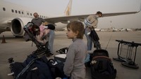 Sementara itu, Invasi Rusia ke Ukraina tak hanya membuat orang Ukraina saja mengungsi - banyak yang melarikan diri dari masalah di negara masing-masing dan telah berlindung di Ukraina, kini juga harus pergi. AP Photo/Maya Alleruzzo.