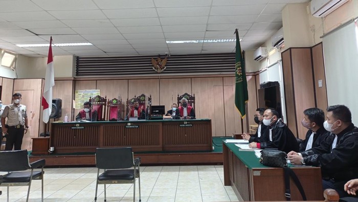Sidang Adam Deni Ditunda