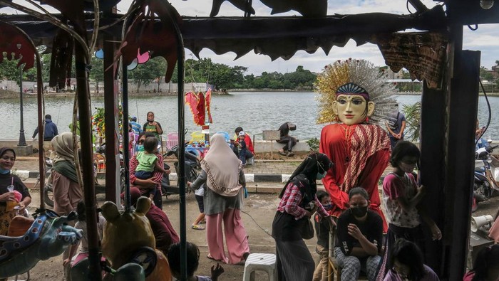 Sejumlah anak bermain di Situ Rawa Kalong yang belum selesai direvitalisasi di Cimanggis, Kota Depok, Jawa Barat, Minggu (6/3/2022).  Pemprov Jawa Barat menargetkan revitalisasi Setu Rawa Kalong selesai bulan Mei 2022, hal itu dilakukan untuk menjadikan danau yang sebelumnya kumuh menjadi salah satu wisata unggulan di Kota Depok. ANTARA FOTO/Yulius Satria Wijaya/foc.