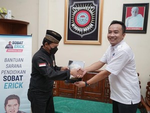 Relawan Erick Beri Bantuan Sarana Latihan Silat-Sembako di Madiun