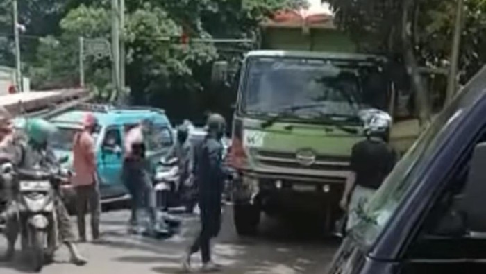 Sopir truk Cibubur dibanting-diinjak oleh seorang pria tak dikenal. Kejadian itu berlokasi di Cibubur, Pasar Rebo, Jakarta Timur.