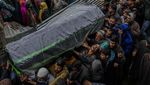 Tangis Pilu Iringi Pemakaman Korban Granat di Pasar Srinagar Kashmir
