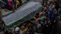 Sebuah granat dilemparkan ke pasar Srinagar, Kashmir, yang penuh orang pada Minggu (6/3) kemarin.