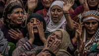 Para anggota keluarga menangis histeris saat pemakaman seorang gadis muda bernama Rafia Nazir. Rafia adalah salah satu korban tewas akibat granat di Pasar Srinagar.