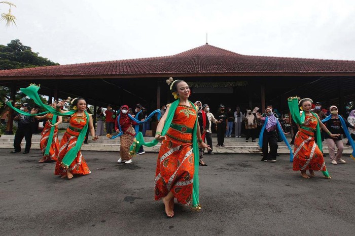 Tari Lengger dipentaskan di Pendopo Kecamatan Banyumas, Jawa Tengah, Minggu (6/3/2022). Bupati Banyumas Achmad Husein ikut menari.