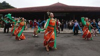 Penari menarikan Tari Lengger menghibur masyarakat yang berkunjung di Pendopo Kecamatan Banyumas, Jawa Tengah, Minggu (6/3/2022).