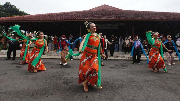 Tari Lengger Hibur Pengunjung Pendopo Kecamatan Banyumas Tari Lengger dipentaskan di Pendopo Kecamatan Banyumas, Jawa Tengah, Minggu (6/3/2022). Bupati Banyumas Achmad Husein ikut menari.