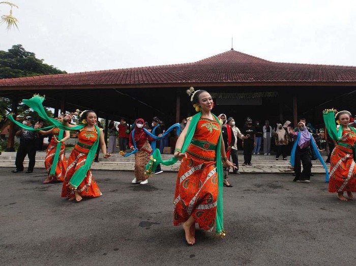 Tari Lengger dipentaskan di Pendopo Kecamatan Banyumas, Jawa Tengah, Minggu (6/3/2022). Bupati Banyumas Achmad Husein ikut menari.