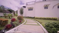 Rumah itu bukan cuma mewah, tapi juga punya halaman yang luas. Foto: YouTube Thariq Halilintar