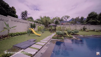 Rumah yang disewa Thariq Halilintar juga punya kolam renang yang luas. Foto: YouTube Thariq Halilintar