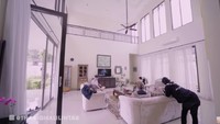 Ini penampakan bagian dalam rumah yang disewa Thariq Halilintar. Foto: YouTube Thariq Halilintar