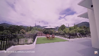 Area untuk bersantai di rumah yang disewa Thariq Halilintar. Foto: YouTube Thariq Halilintar