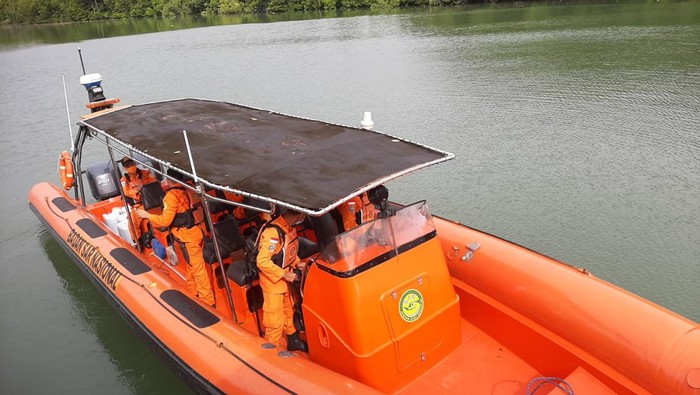 Tim SAR gabungan melakukan pencarian terhadap 4 penumpang kapal tenggelam di Kaltim
