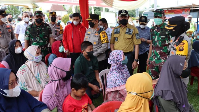 Tinjauan Ketua DPRD Jambi dan Kapolda Jambi ke pasar murah minyak goreng.