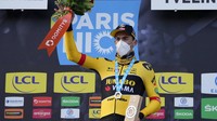 Pebalap asal Prancis, Christophe Laporte di podium pertama di etape awal balapan klasik Paris-Nice di Mantes La Ville, Paris, Minggu (6/3/2022). Balapan yang berlangsung satu pekan ini menempuh rute Paris dan berakhir di Prancis bagian selatan, Nice.