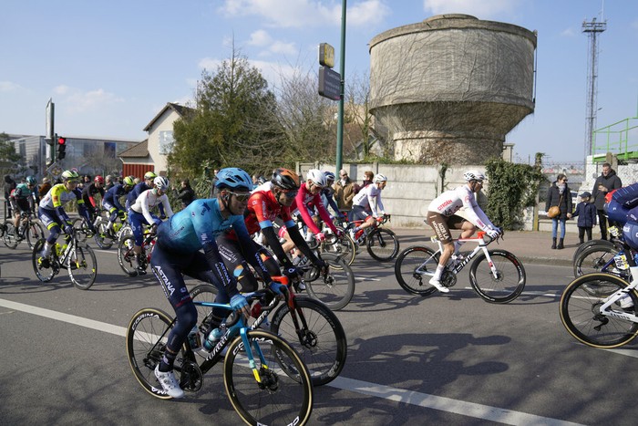 Tiga pebalap tim Jumbo Visma, Chris Laporte, Primoz Roglic dan Vout Van Aert menjadi yag tercepat di etape pertama balapan klasik Pais-Nice. Ketiganya meraih posisi pertama, kedua dan ketiga.