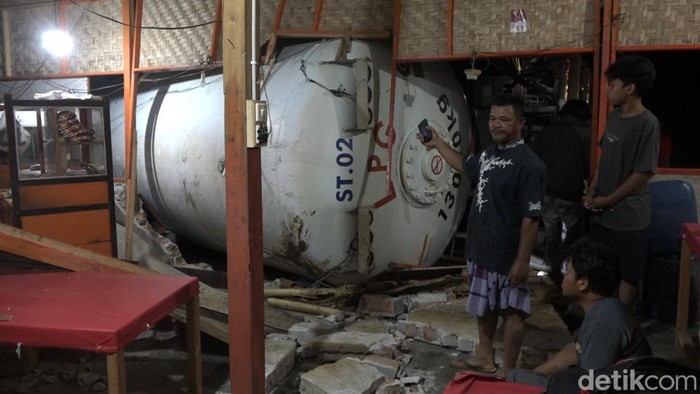 Truk tangki gas elpiji terguling dan timpa rumah makan di Mamuju, Sulbar. (Abdy/detikSulsel)