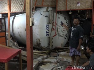 Truk Tangki Gas Terguling dan Timpa Rumah Makan di Mamuju