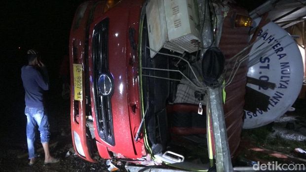 Truk tangki gas elpiji terguling dan timpa rumah makan di Mamuju, Sulbar. (Abdy/detikSulsel)