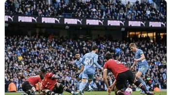 Kewalahan setiap kali pasukan Pep Guardiola membombardir pertahanan Setan Merah. Foto: Twitter