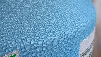 Bulir embun yang menempel di kaleng minuman dingin. dok. Brightside