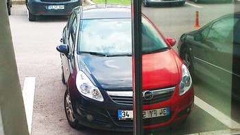 Refleksi mobil di jendela yang begitu pas. dok. Brightside