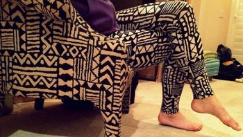 Tanpa disengaja, legging ini begitu serasi dengan kursi. dok. Brightside