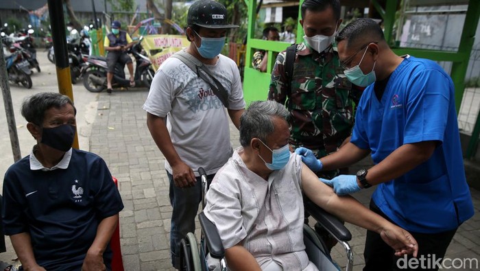 Vaksinasi door to door digelar di kawasan Aren Jaya, Bekasi Timur, Kota Bekasi. Dalam kegiatan itu, 100 warga menerima vaksin COVID-19 dosis 1,2, maupun booster