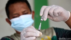 Vaksinasi door to door digelar di kawasan Aren Jaya, Bekasi Timur, Kota Bekasi. Dalam kegiatan itu, 100 warga menerima vaksin COVID-19 dosis 1,2, maupun booster